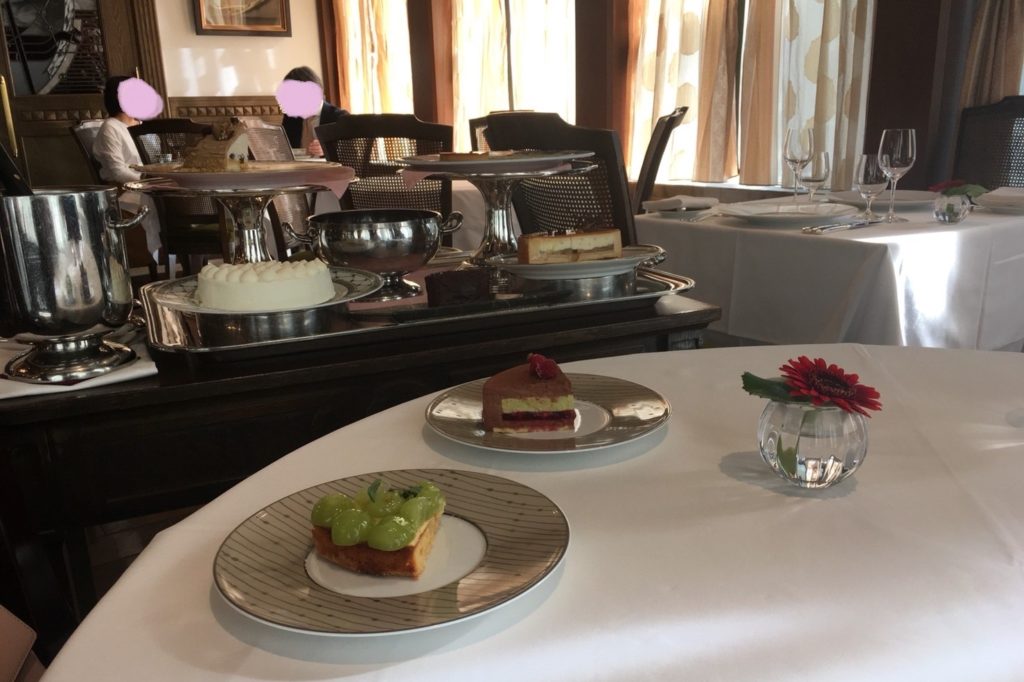 最高級レストラン「グランメゾン」でのデザートワゴン