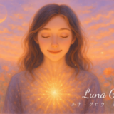 夕暮れの空の下、胸に光を宿して微笑む女性。内なる光と心の癒しを象徴するLuna Glowのヒーリングイメージ。