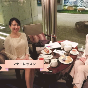 ルナ・グロウマナーレッスンの様子