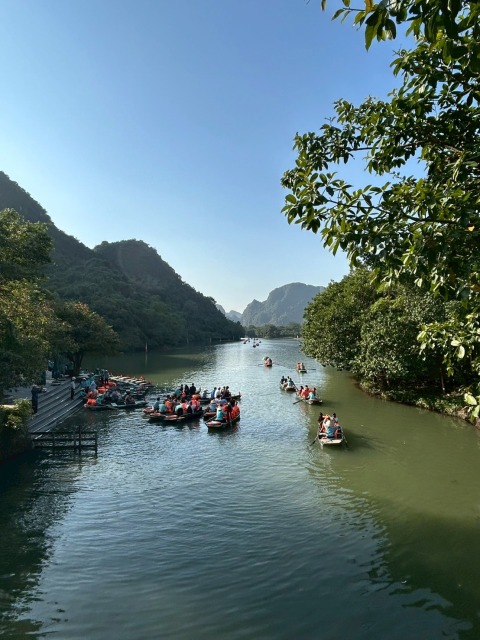 チャンアンの川で観光客が手漕ぎボートに乗っている。
