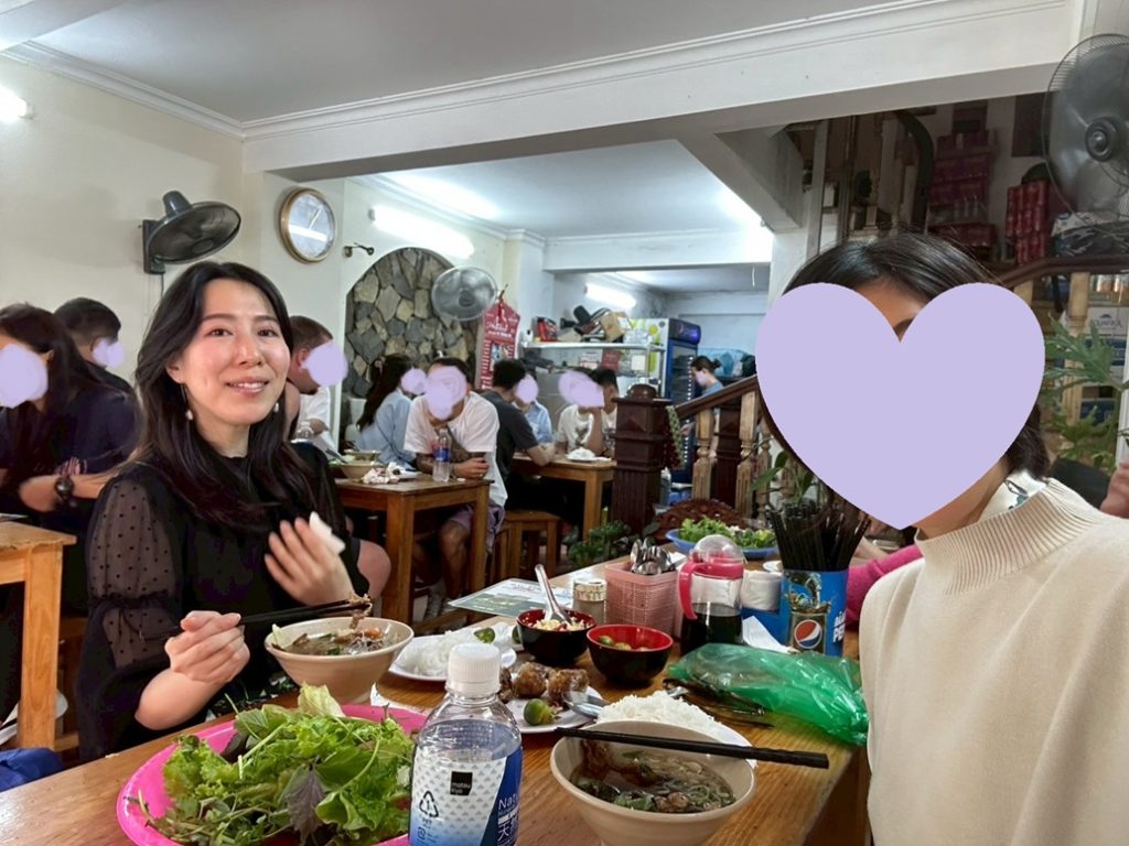 ミシュラン掲載店「Dac Kim」の満席の店内で提供される、ハノイ名物ブンチャーの様子。