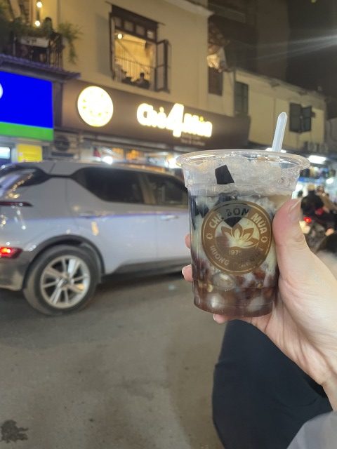 ハノイの人気店「Chè 4 Mùa」で注文したミックスチェー。ハスの実やゼリー、小豆など多種類の具材が入ったベトナムの定番デザート。