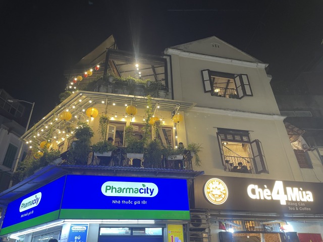 ハノイ旧市街のチェー専門店「Chè 4 Mùa」の外観。道を挟んで向かいにも店舗があり、2階はイートインできるカフェになっている。