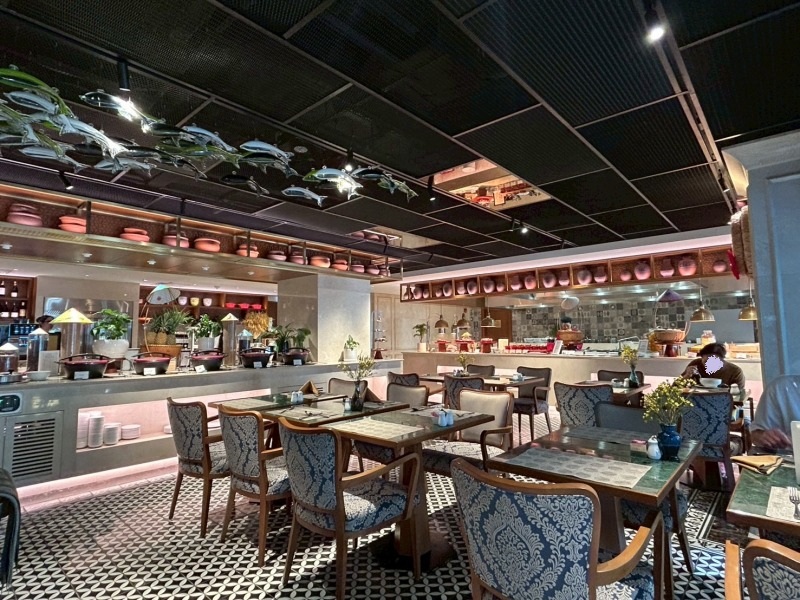 ハノイの五つ星ホテル「グランドメルキュール」での朝食ビュッフェ会場の落ち着いたレストラン内観