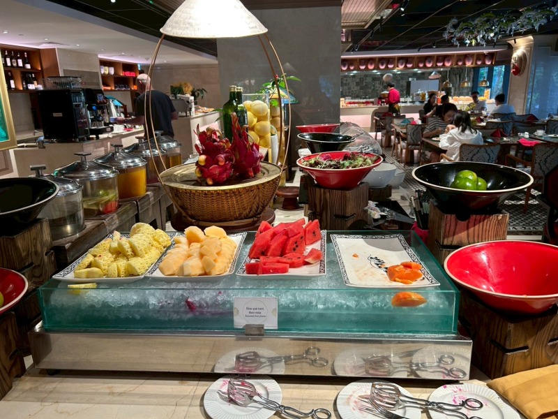 ハノイの五つ星ホテル朝食ビュッフェに並ぶパイナップルやスイカなど南国フルーツ