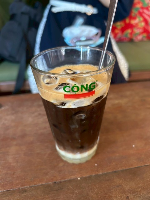ベトナムブラックコーヒーと練乳の層になったアイスコーヒー